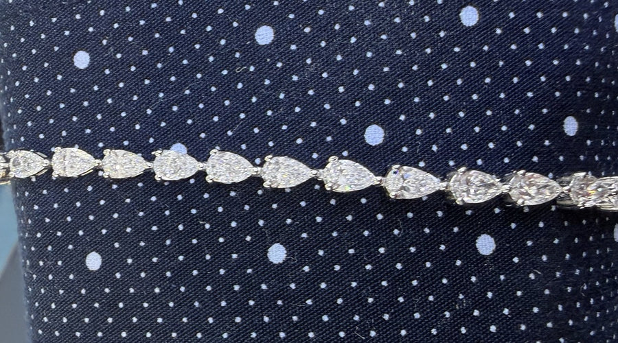 Pear-shaped diamond tennis bracelet, 5.5 carats, white gold
